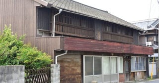 築40年以上の実家を売却予定です。不動産会社から「古家付き土地」として売る方法を提案されましたが、更地にする場合とどちらが売れやすいのでしょうか？