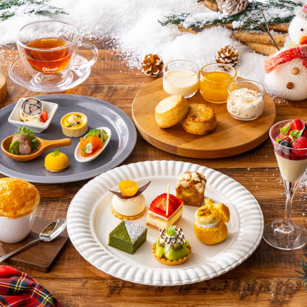 ヒルトン東京ベイから冬のアフタヌーンティーが登場。和紅茶とベリーのパフェをはじめ、いちごや金柑など旬素材のスイーツも