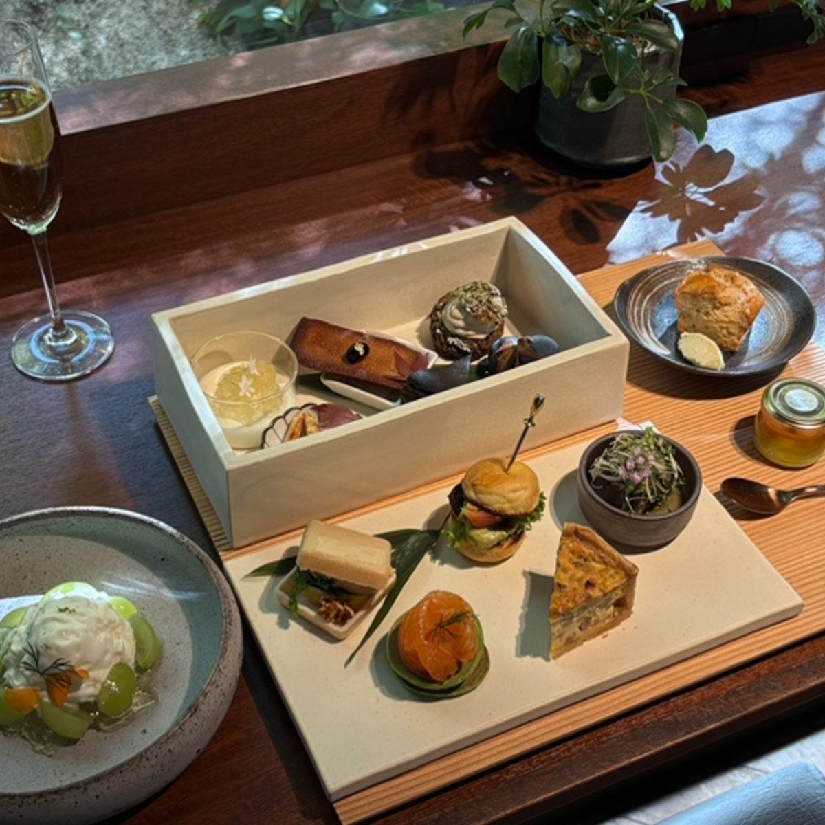 庭のホテル 東京「ダイニング 流」で秋の味覚を満喫。栗やシャインマスカット、きのこのキッシュなど秋アフタヌーンティーを体験