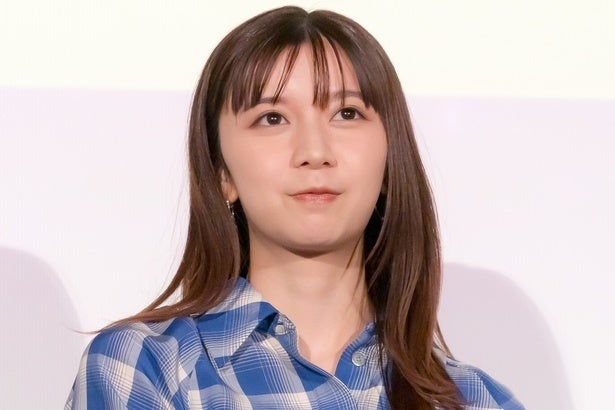 上白石萌歌&宮澤エマ&仁村紗和、オシャレなランプ煌めく女子会ショットに「参加したい」の声＜パンダより恋が苦手な私たち＞