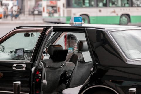 「タクシー」に乗ったら道を間違えられた…！ いつもより「2000円以上」余計にかかったけど、トラブルになりたくないので請求額を払いました。タクシー会社に連絡すれば返金を求めることはできるのでしょうか？