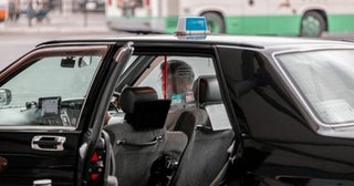 「タクシー」に乗ったら道を間違えられた…！ いつもより「2000円以上」余計にかかったけど、トラブルになりたくないので請求額を払いました。タクシー会社に連絡すれば返金を求めることはできるのでしょうか？