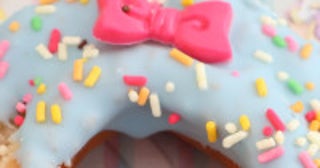 東京ディズニーランドの“青いドーナツ”食べてみた！スッキリとした後味で食べやすい意外な味わい＜実物レポ＞