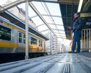 アメリカ人男性が日本の電車に忘れ物をして人生激変。駅員の女性が“のちの妻”になるまで