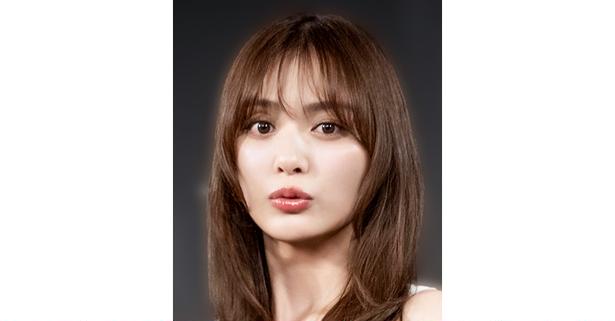 黒スーツ×長い髪の“大人美女”が眩しい…内田理央、ウェーブヘアと“色白”美顔で笑顔姿に「いいね！」
