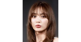 黒スーツ×長い髪の“大人美女”が眩しい…内田理央、ウェーブヘアと“色白”美顔で笑顔姿に「いいね！」