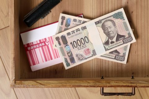 高齢の父が年金を少しずつタンス預金しています。もし認知症になったら、家族でもそのお金を使えなくなるのでしょうか？