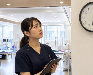 いつも閉院ギリギリに「お風呂に入ってから」来る女性患者にイライラ…“予想もしていなかった事情”に反省／内閣府調査で約4割が「世の中は自分本位」と回答した“余裕なき社会”のいま