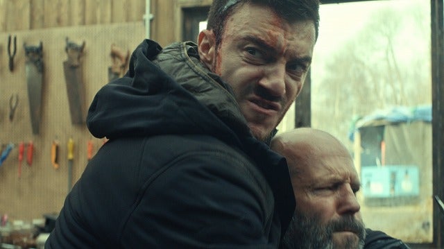 まさかのステイサムが羽交い絞めに…!?「シェルター」“最強の男”を絶体絶命に追い込む刺客・ワークマンの新場面写真解禁！