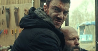 まさかのステイサムが羽交い絞めに…!?「シェルター」“最強の男”を絶体絶命に追い込む刺客・ワークマンの新場面写真解禁！