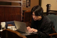 重岡大毅、渾身のタイピングシーンを見せる！『5秒で完全犯罪を生成する方法』メイキング映像を初公開