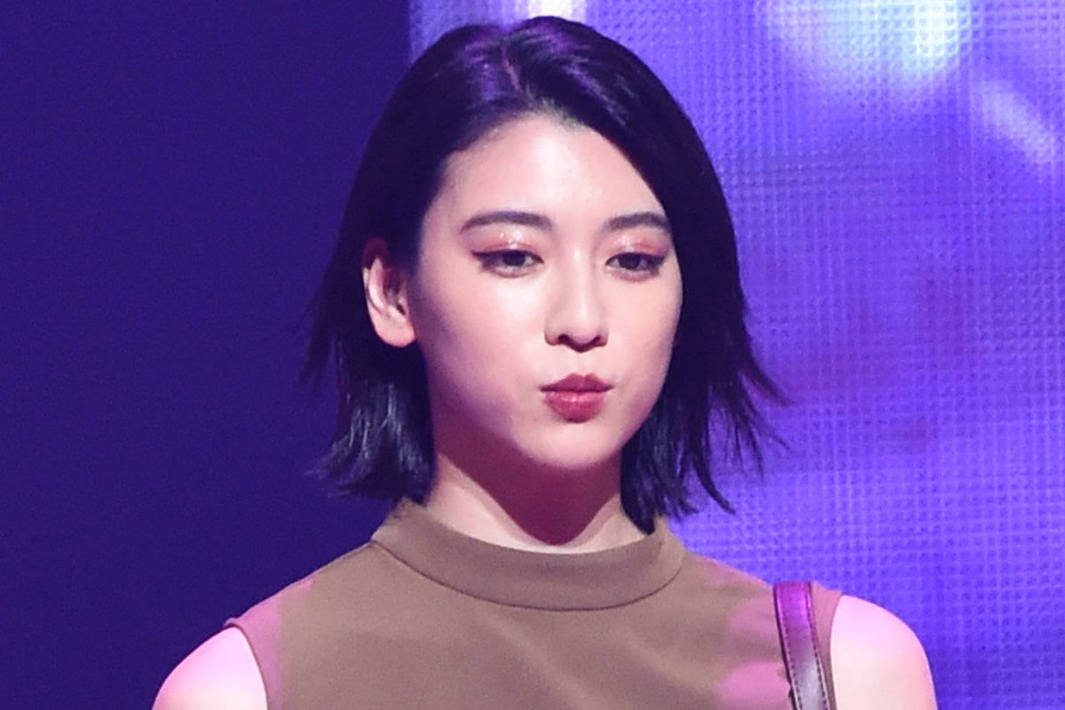 《街中は歩けなさそう》三吉彩花両サイド“ぱっくり”ドレスに騒然…全面タトゥー披露から3カ月で加速する“肌見せ”