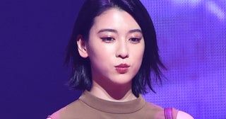 《街中は歩けなさそう》三吉彩花両サイド“ぱっくり”ドレスに騒然…全面タトゥー披露から3カ月で加速する“肌見せ”