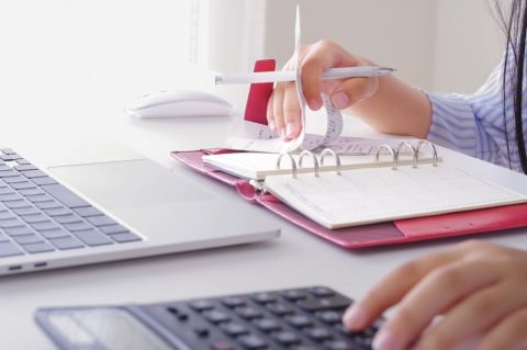 「年収800万円」と聞くと高収入に思えますが、“住宅ローンの返済”と“教育費”がかかる家庭でも余裕のある暮らしはできるのでしょうか？