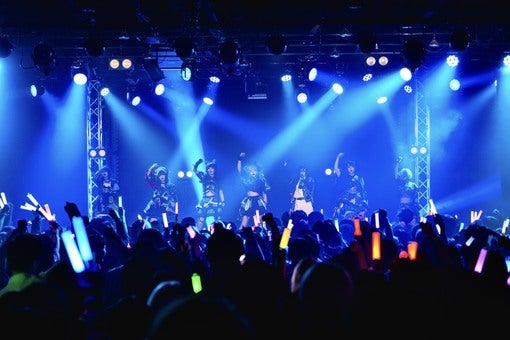 マザリ［ライブレポート］狂気と轟音が覆い尽くした御披露目公演、名古屋発「呪イ始メ」の宴