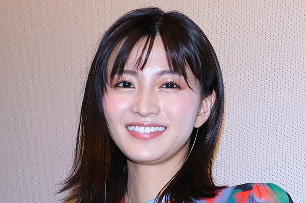 頬の丸みと目の輝きが同時にきらめく…岡崎紗絵、抜け感のある純白コーデに「さえ神さま」「最高」の声