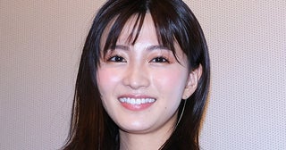 頬の丸みと目の輝きが同時にきらめく…岡崎紗絵、抜け感のある純白コーデに「さえ神さま」「最高」の声