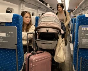 「子どもが寝てるんだから！」新幹線で通路を塞ぐベビーカーを注意したら逆ギレする母親…そのとき“父親が放った一言”に拍手／新幹線でベビーカーはどこに置くのが正解か、調べてみた