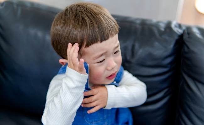 「汚れてる…」2歳息子の下着に緑色のシミが→2日後、トイレに行くと大泣き！慌てて病院へ行った結果