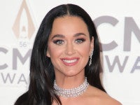 ケイティ・ペリー、宇宙旅行に成功ドラッグストアコスメのおかげでメイクもばっちりキープ