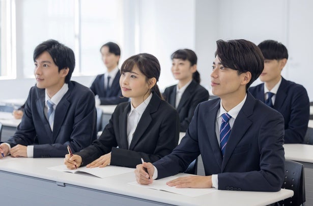 【ビジネスマナー】新社会人必見！名刺はまるで相手の「分身」？いまさら聞けない「名刺交換」の基本をチェックしよう