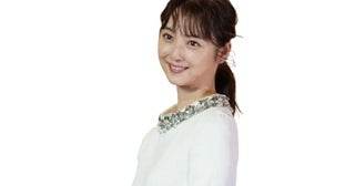 あたかも春の恵みが笑顔をはじけさせたよう…佐々木希、“タケノコ掘り”×“満面の笑顔”に「美女」の声