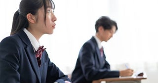 ママ友に「今年度から高校授業料無償化でうれしいね」と話したら、「それ、他の人に言わないほうがいいよ」と返答が！ なにか悪いことを言ってしまったの？“気を付けるべき理由”を解説
