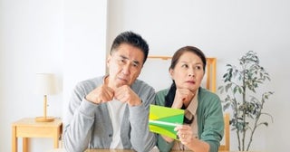 年金受給額が思ったより少なくなりそう…！最初から「繰下げ受給」して受給額を増やすべき？ 繰下げ受給の注意点も解説