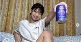 “日本一お酒が似合う道産子グラドル”、短パンから美脚あらわ素足でくつろぐ帰省ショットに反響