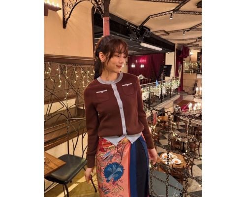  のん、花＆ドットのスカーフを取り入れたドラマオフショ公開 