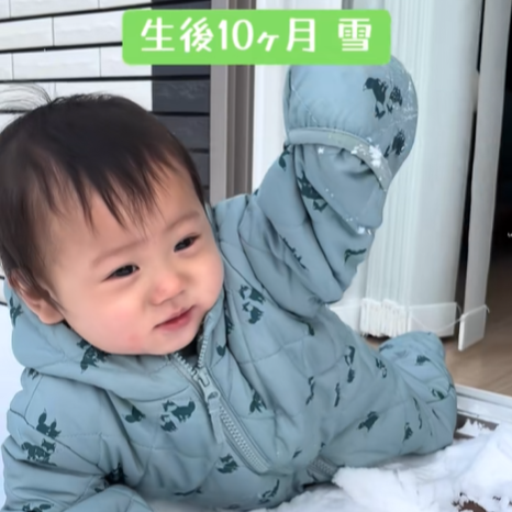 「防寒対策カンペキやんw」生後10ヶ月児が初めての雪遊びで編み出した【絶対に手を冷やさないハイハイ】が賢すぎる…
