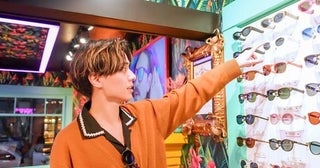King & Prince、仲良くお互いにサングラスを選び合う姿にファン歓喜「“れんかい”愛おしい」「どっちも似合い過ぎ」＜King & Princeがまちあわせ in LA＞