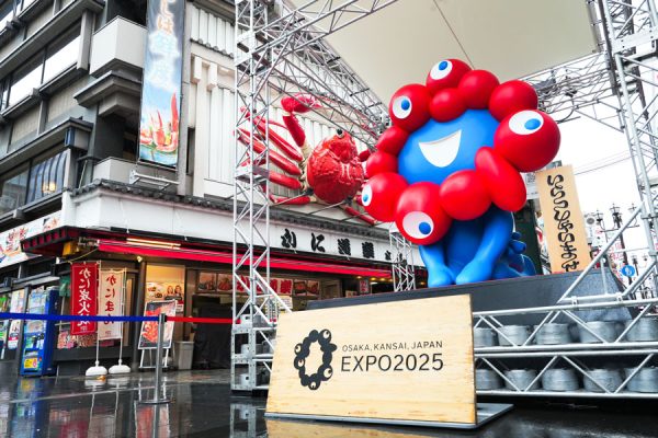 ミャクミャクモニュメント「いらっしゃい」を道頓堀に設置7月6日から展開