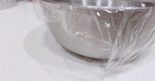 ラップが容器にくっつかない…そんなプチストレスを解消する「100均グッズ」を発見