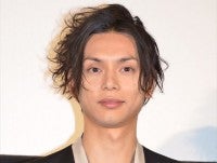 水嶋ヒロ、久しぶりのインスタ更新で娘の成長にしみじみ「絢香と10センチしか違わないんだよ」2ショットも公開