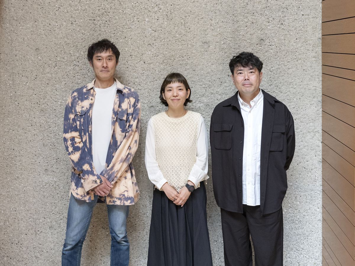 新国立劇場で稽古中の浜田学×山口森広×演出・金澤菜乃英が読み解く、ノゾエ征爾の新作『りんごが落ちる』の魅力