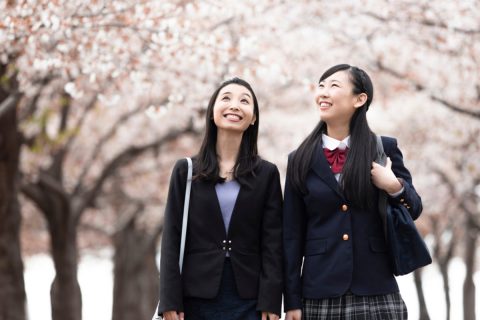 子どもが中学生や高校生になると、授業料だけでなく、塾代や部活動費、受験費用なども増えていきます。住宅ローンや日々の生活費も支払っていると、収入が大きく減っていなくても家計が赤字になることがあります。