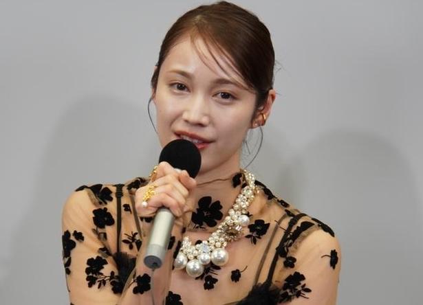 中村ゆりか、斜め45度の角度でカメラを見つめて微笑むソロショットに「この表情！いい！」と反響＜夫に不倫をお願いされました＞