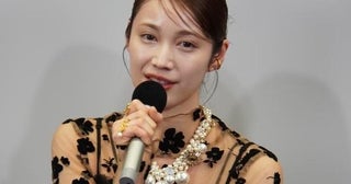 中村ゆりか、斜め45度の角度でカメラを見つめて微笑むソロショットに「この表情！いい！」と反響＜夫に不倫をお願いされました＞