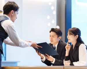 食事デート中、実は女性が「冷めている」男性の特徴5つ。「ダメではないけど配慮がない」店員への行動とは