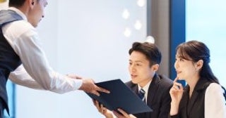 食事デート中、実は女性が「冷めている」男性の特徴5つ。「ダメではないけど配慮がない」店員への行動とは