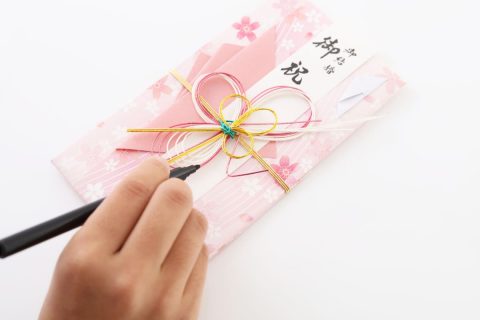 「同僚の結婚式」に“欠席”と連絡…後日「1万円包むのが常識」と聞きビックリ！ 正直人数合わせだったと思うのですが、参加しなくてもお金を払う必要があるんですか？