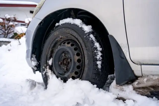 雪の坂道で渋滞を引き起こした私。後ろの車からイカツイ男が降りてきて、私の車を...（神奈川県・40代男性）