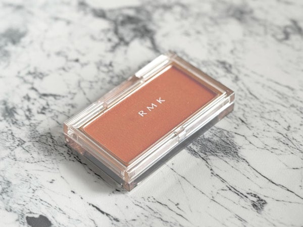 アラサーの肌色にマッチ。RMK「ピュア コンプレクション ブラッシュ」の熟したオレンジで彩るじゅわっとチーク