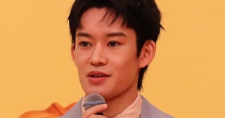 山時聡真、カメラ目線ばっちりのキメキメオフショットに「ちょーかっこいい」「凛々しくて素敵」の声＜時すでにおスシ!?＞