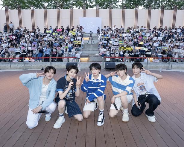 全員10代の日本人ボーイズグループ・VIBYが兵庫でセルフライブ約500名の“TOMO”を前に「出会えて本当にうれしい」