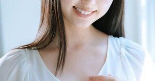 豊満Eカップモロ出し…くりえみ、美胸元の形丸見えの純白ビキニ姿に「ドキッとするキレイさ」