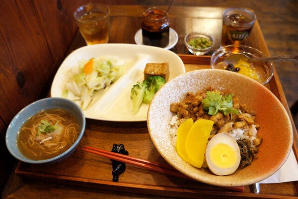 【魯肉飯&大腸麺線】要町の小さな名店「有夏茶房」の本格台湾料理は、現代生活におけるポーションだ：パリッコ『今週のハマりメシ』第154回