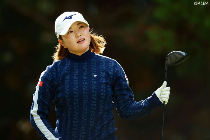 “暗闇バーディ締め”の自己ベスト『63』奥山純菜がQTで6打差独走