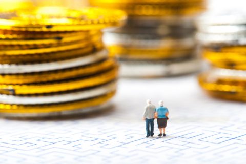 友人の両親は夫婦で年金を月「30万円」受け取っているそうです。一方、うちの両親は月「15万円」ほど…。同じ世代なのに、ここまで差がつくことはあるのでしょうか？ 平均的な年金額についても確認